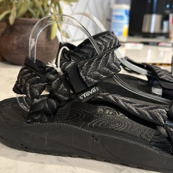 Teva Hurricane Strap Sandals Black Gray Chevron Stripe Gorpcore size 10 main image 9